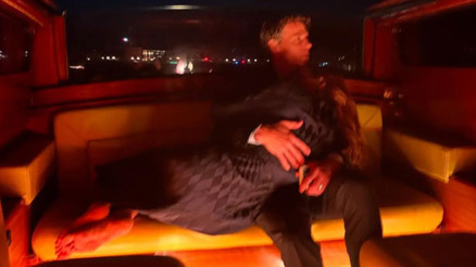 İkisi de ne şanslı, gerçek aşkı buldular... Kocasının kollarında yorgunluk attı