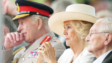 Kraliçe de tacize uğramış