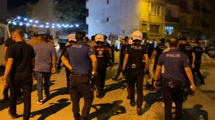 Polis, aranması olan kişiyi düğünde gözaltına almak isteyince arbede çıktı Polis, aranması olan kişiyi düğünde gözaltına almak isteyince arbede çıktı