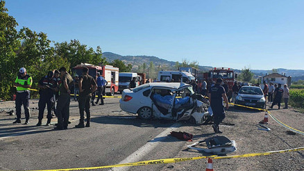 İki otomobil kafa kafaya çarpıştı: 3 ölü, 2 yaralı