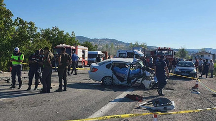 İki otomobil kafa kafaya çarpıştı: 3 ölü, 2 yaralı