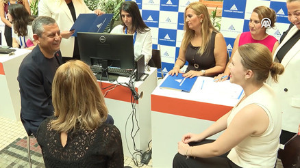 CHP Genel Başkanı Özel, Ferdi Zeyrekin kızı Nehirin üniversiteye kaydını yaptırdı