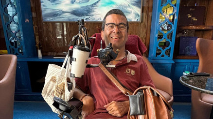 Dişleriyle yazıyor sözüyle umut oluyor