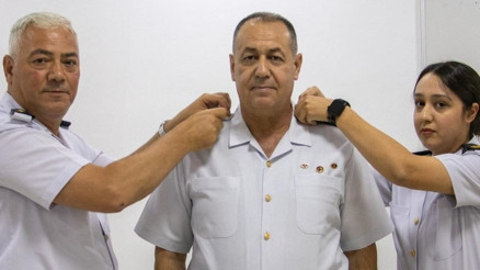 Yarbay olan babanın rütbesini kızı taktı