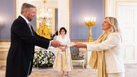 Yeni büyükelçi Krala güven mektubu sundu