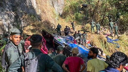 Yolcu otobüsü uçuruma yuvarlandı: 15 ölü, 16 yaralı