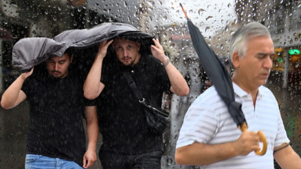 Kuvvetli gök gürültülü sağanak geliyor Fırtına ve yağış alarmı | Meteoroloji saat vererek uyardı: İşte yağışların etkili olacağı iller Kuvvetli gök gürültülü sağanak geliyor Fırtına ve yağış alarmı | Meteoroloji saat vererek uyardı: İşte yağışların etkili olacağı iller
