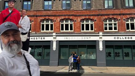 Usta oyuncunun gurur günü... Oğlum İngiltere Rochester Independent College’den kabul aldı Usta oyuncunun gurur günü... Oğlum İngiltere Rochester Independent College’den kabul aldı