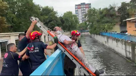 Kafenin çatısından dereye düştü: İtfaiye kurtardı