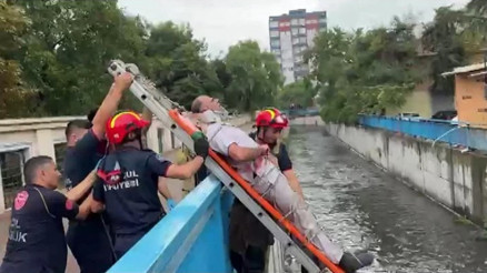 Bakırköy’de kafenin çatısından dereye düşen çalışanı itfaiye kurtardı