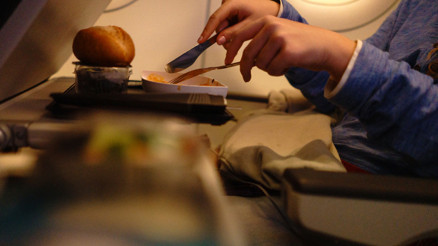 Uçakta kendi yemeğini yapan yolcu sosyal medyayı ikiye böldü