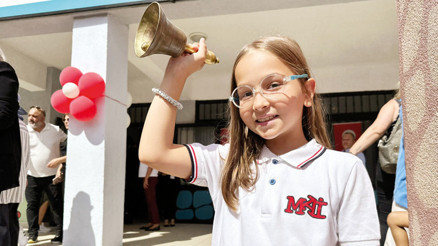 Uzun tatil bitti bugün ders başı... Sınıfa formalı dönüş