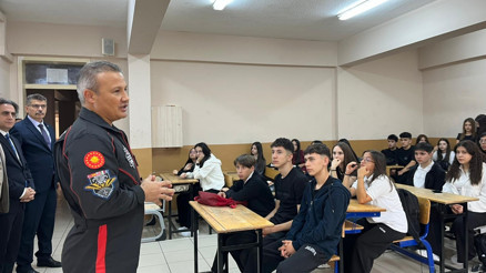 Türkiyenin ilk astronotları öğrencilerle buluştu