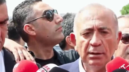 Gürsel Tekin CHP İstanbul İl binası önünde açıklama yaptı Gürsel Tekin CHP İstanbul İl binası önünde açıklama yaptı