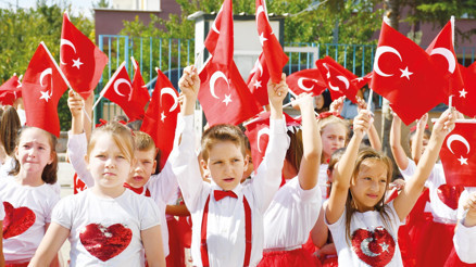 Okullar yeniliklerle başladı... 18 milyon ders başı yaptı... İlk ders: Yeşil Vatan