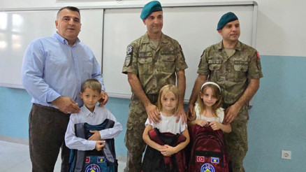 Kosova’da Türk askerinden öğrencilere eğitim desteği