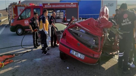 Otomobil, TIR’a arkadan çarptı: 2 ölü, 3 yaralı