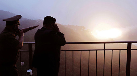 Kim Jong-un yeni roket testini bizzat izledi