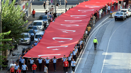 İzmirin kurtuluşunun 103. yıl dönümü... 350 metrelik Türk bayrağı ile Zafer Yürüyüşü