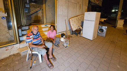 Ev tuttular 3 gün sonra çıkarıldılar... Aile eşyalarıyla sokakta kaldı