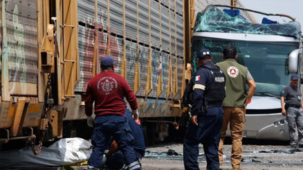 Meksikada tren ve yolcu otobüsü çarpıştı