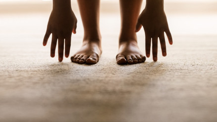 Bu yürüyüş stili karın kası yapıyor Yeni trend dört ayak üzerinde koşup zıplamak...