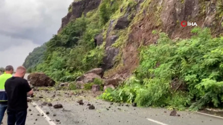 Artvin’de heyelan: Hopa-Kemalpaşa geçişi ulaşıma kapandı