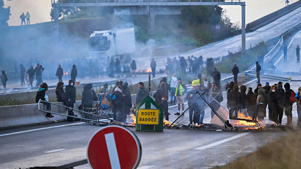 Fransada hükümet krizi sokak protestolarını tetikledi: Her şeyi engelleyelim hareketi ülkeyi alarma geçirdi Fransada hükümet krizi sokak protestolarını tetikledi: Her şeyi engelleyelim hareketi ülkeyi alarma geçirdi