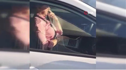 Pes dedirten görüntü... Sürücü kucağındaki dizüstü bilgisayarla otomobil kullandı