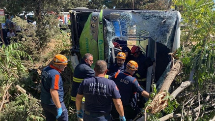 Direksiyonda fenalaşıp kaza yapan otobüs şoförü hayatını kaybetti