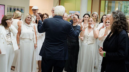 Cumhurbaşkanı Steinmeier, Menekşe Korosunu ziyaret etti