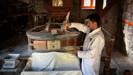 Açık hava müzesinin suyla çalışan değirmeni