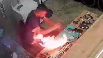 Cep telefonu bataryası patlayıp, alev aldı