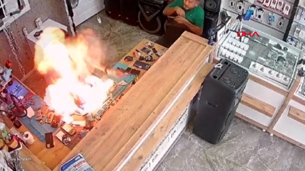 Tamire getirilen cep telefonu bataryası patlayıp, alev aldı; o anlar kamerada