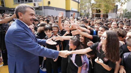 Bakan Tekinden kendisini davet eden öğrencilere ziyaret