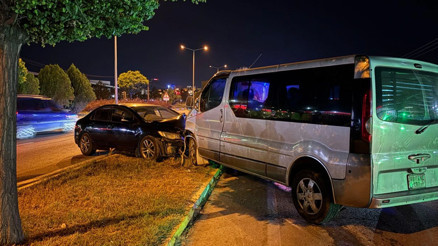 Sivas’ta minibüs ile otomobil çarpıştı: 3’ü futbolcu 5 kişi yaralandı