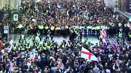 Londra’da gergin gün: Aşırı sağcı gösteriye 100 binden fazla kişi katıldı, çatışmalar yaşandı