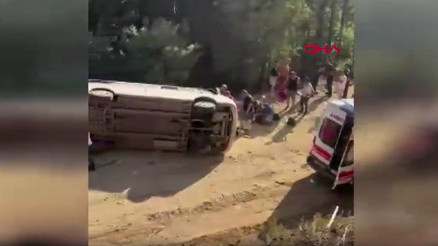 Balıkesirde tur minibüsü şarampole devrildi: 13 yaralı