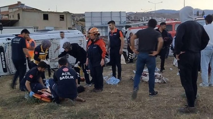 Tarım işçilerini taşıyan minibüs, otomobille çarpıştı: 20 yaralı