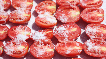 Afetzede kadınların kuruttuğu domatesler, kış aylarında sofraları süslüyor