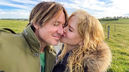 19 yıl önce evlenen ünlü çift mutluluk masalları anlatıyordu... Kocasının adım bile atmadığı bir cennette tek başına hayatını yaşıyor