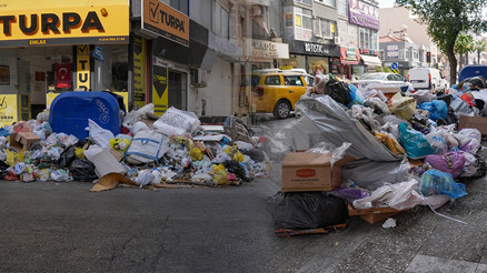 Belediye işçileri bir haftadır eylemde: Sokaklarda çöp yığınları oluştu, vatandaşlar tepkili