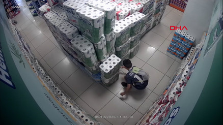 Marketteki kağıt havluları tutuşturan 10 yaşındaki çocuk devlet korumasına alındı