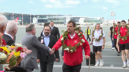 Avrupa ikincisi 12 Dev Adam yurda döndü Ergin Ataman gözyaşlarını tutamadı