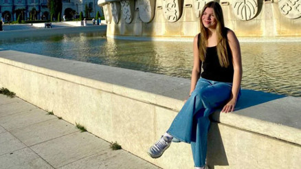 El bebek gül bebek büyütüp gurbete yolladılar... Gece arkadaş yasak, parti yasak... Yurt odasında bir başına El bebek gül bebek büyütüp gurbete yolladılar... Gece arkadaş yasak, parti yasak... Yurt odasında bir başına