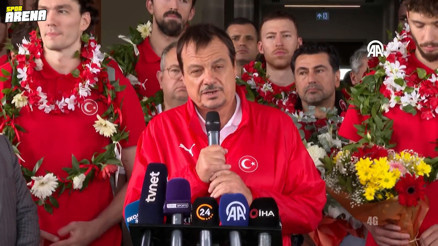 Avrupa ikincisi 12 Dev Adam yurda döndü Ergin Ataman gözyaşlarını tutamadı