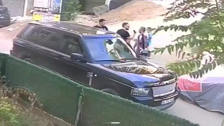 Sokak arasından son sürat geçti, çocuklarının yanında babalarına tokat attı Sokak arasından son sürat geçti, çocuklarının yanında babalarına tokat attı