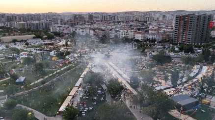 GastroANTEPte kebap stantlarının önünde kuyruk oluştu, dumandan göz gözü görmedi