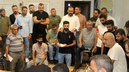 Sabah 05.00te gelip satın alıyorlar Hem taze hem çok ucuz... Dışarıdaki 1 kilo fiyatına burada 1 kasa alınabiliyor