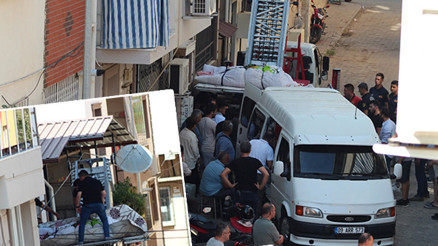 310 kilogram ağırlığındaki cansız beden evden böyle çıkarıldı